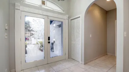 Delray Castle-Minutes to the beach and Atlantic Ave Отели рядом с достопримечательностью «The Art Arena Gallery»