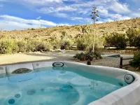 The Joshua Tree Hideaway w/ hot tub. Children and Pet friendly