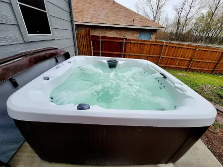 Hot Tub! 4BR 3BA Modern, newly remodeled, 16 ppl