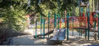 Cabin  Tahoe City 9 beds,  1 block to the lake, private beach near ski resorts