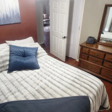 Charming 3-bedroom house with 65in smart tv, Wifi, and central heat/air in town! Отели в г. Изард
