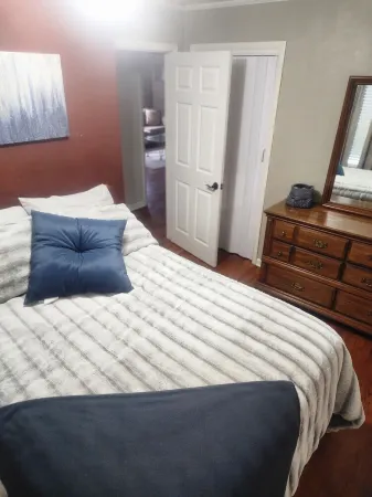 Charming 3-bedroom house with 65in smart tv, Wifi, and central heat/air in town!