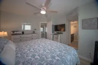 SANDY TUNDRA TOWNHOUSE, WATER-VIEWS, BOAT SLIP, PRIVATE BEACH, CLUB ACCESS