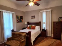 "Downtown Centre" Intown convenient location is nearby many local activities. Hotel dekat Lafayette Fountain