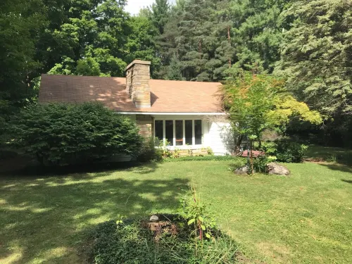 Country Home, outdoor spaces, secluded but close to everything - Homestays
