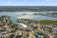 Waterfront Indian Rocks Beach Gem-5 min walk to beach, private Pool/ hot tub/gym