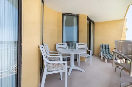 Beautiful Front Beach 4 Bedroom Condo with Private Parking and Pools