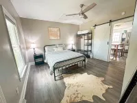 Reagan’s Retreat~ Farmhouse Cottage on 45 Acres~Hot Tub, Fire Pit