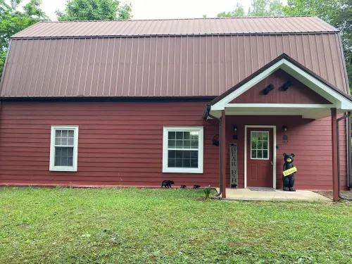 Unique barn shaped 2 bedroom cabin in Rogersville TN with AC, WiFi, dogs ok,