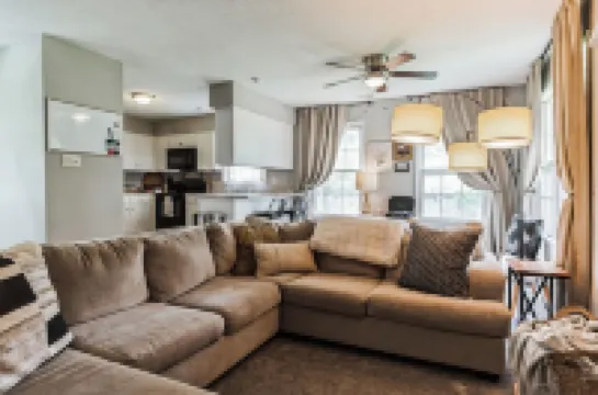 4 BR: 2 King Beds! 5 min from Main Gate, Sleeps 8!