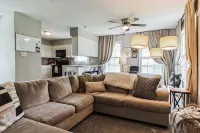 4 BR: 2 King Beds! 5 min from Main Gate, Sleeps 8!