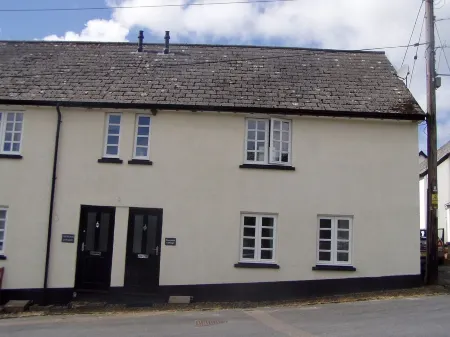 Charming Cottage overlooking the square in Chittlehampton Village