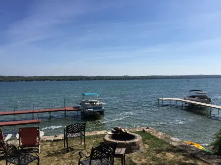 Dad's Cottage★ Private waterfront plus 3 King suites★ Отели в г. Канандейгуа