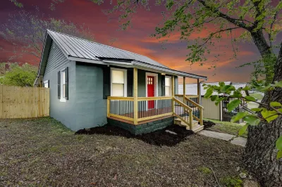 ⚡️Casino home 🎲 2 bedroom Bungalow in the heart of Bristol Hotels near Kroger