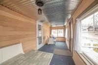 Charming Cottage w/ Lake Access and private Fire Pit