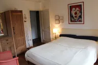 Lake Garda: Idyllic villa in quiet village center with olive and palm trees garden