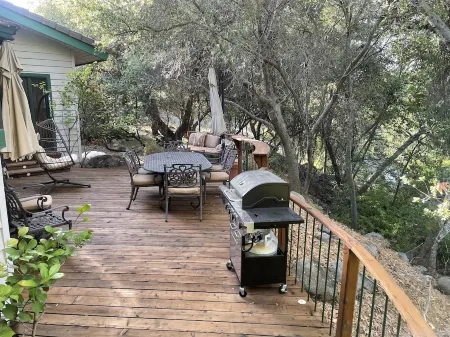 Secluded Riverfront Moon River Retreat- Spa/ Hot tub, Game Room, Gym