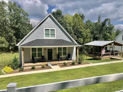 Center Hill Lake Cottage Four Seasons, Smithville, TN
