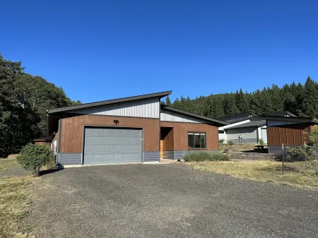 3 bed / 2 bath Home in Columbia Gorge Paradise!