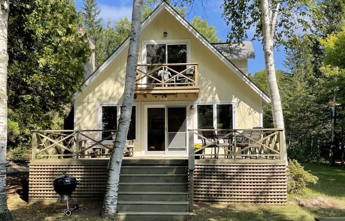 Waterfront, Peaceful, Cozy, Cottage w/Dock Amazing Sunsets, Kayaks,3 Bed/2 Bath.