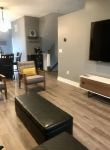 Stylish & Central Townhome-Perfect for Groups!