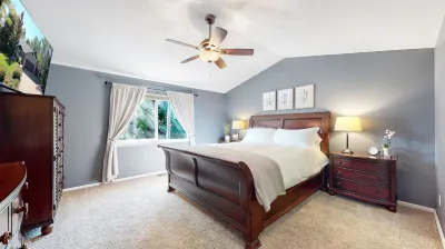 Hot Tub, Luxury King Bed & Yard Games ~ Quiet & Serene w Incredible Yard
