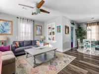 Super Fun Family Bungalow - Hot Tub - Yard Games - Seasonal Cowboy pool Hotels in Bellview