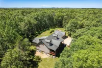 Pet-Friendly 5BR 3.5BA Cabin on 6-acres Sleeps 15, Game Room, Deck, Dells 10min