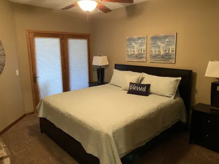 Relaxing Getaway, Lakeside Sunsets, 6 Waterpark passes, Memories Galore!!