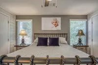 Beautiful Shabby-Chic Cabin Downtown Hot Springs