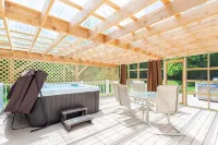 The Charming Cabin Hottub*Gym*Firepit (Pet-friendly)