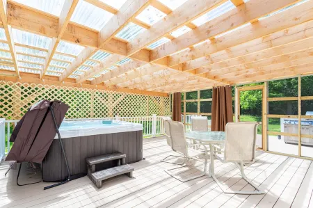 The Charming Cabin Hottub*Gym*Firepit (Pet-friendly)