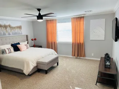 Contemporary Remodeled 6 Bed 4 Bath Apartment Hotels in 
