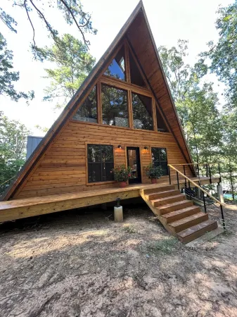 Modern lakefront cabin nestled in the piney woods of East Texas. Pet Friendly!