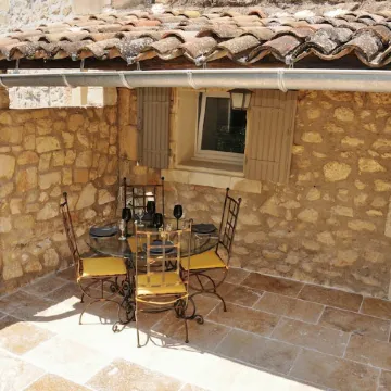 Au Mazet de Carmélina, an old building dating from 1850 in the heart of the Alpilles mountains
