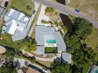 Expansive home w/Pool, Putting Green,Bay view, Manatees,10 mins to beaches & IMG Hotels near Holmes Beach Skate Park