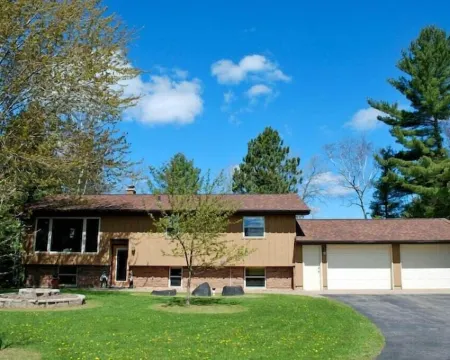 Grandpa’s Lagoon!  Spacious Cabin on Eagle River Chain, minutes from downtown! Hotels in Lincoln