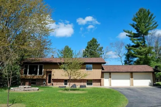 Grandpa’s Lagoon!  Spacious Cabin on Eagle River Chain, minutes from downtown!