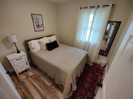 Cheerful Home w/Fireplace