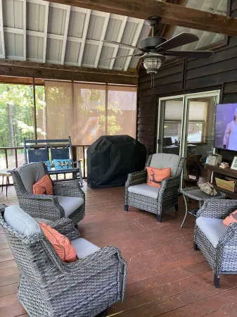 Newly furnished 3 bedroom 2 bath on the lake with covered dock Отели в г. Гамлог