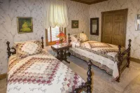 Miss Ida- Adorable Downtown Historic Cottage w/ Screened Porch