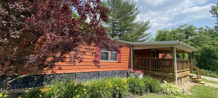 2 Bedroom in Logan Ohio, Hocking Hills, Luxury Hot Tub, King Size Bed, Fire-Pit Hotels in Perry County