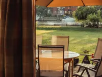 Charming Riverside Cottage - Ideal for Families & Groups, Pool, Gardens & River Hotel a Staines