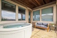 Mini Mansion ~ 3 Kings ~ Games + Movie Theater ~ 65” TV ~ Marina 7 mins