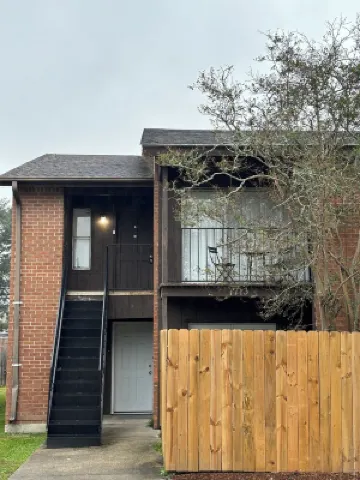 . Central to OLOL hospital 5 mins. Perkins Rowe Shopping 6 mins, LSU 15 mins..