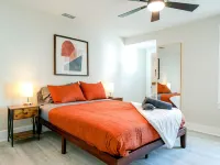 Elegant House, 5 min from beach, Private Driveway, Fire Pit, Outdoor Patio!