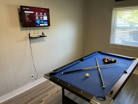 The Welcoming Winston | 3BR Cozy Home & Pool Table Отели рядом с достопримечательностью «Университет Северная Каролина Скул оф Артс»