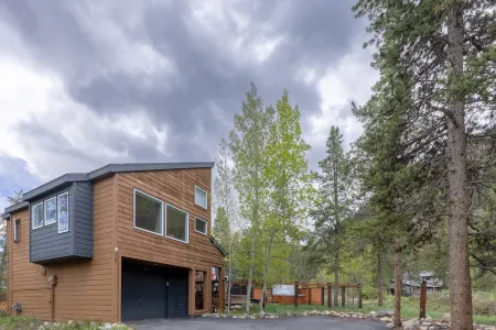 Keystone Ski Resort w/ Free Shuttle, Pet Friendly, Private Hot Tub, Pool Access!