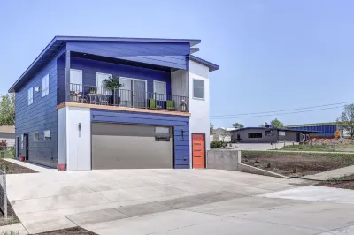 Inspiring Modern Home W/ Space, Close to interstate, restaurants, and shopping. Hotels near Berlin Wall