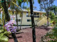 Large comfy house big enough for 2 families next to ocean on Kaloli point